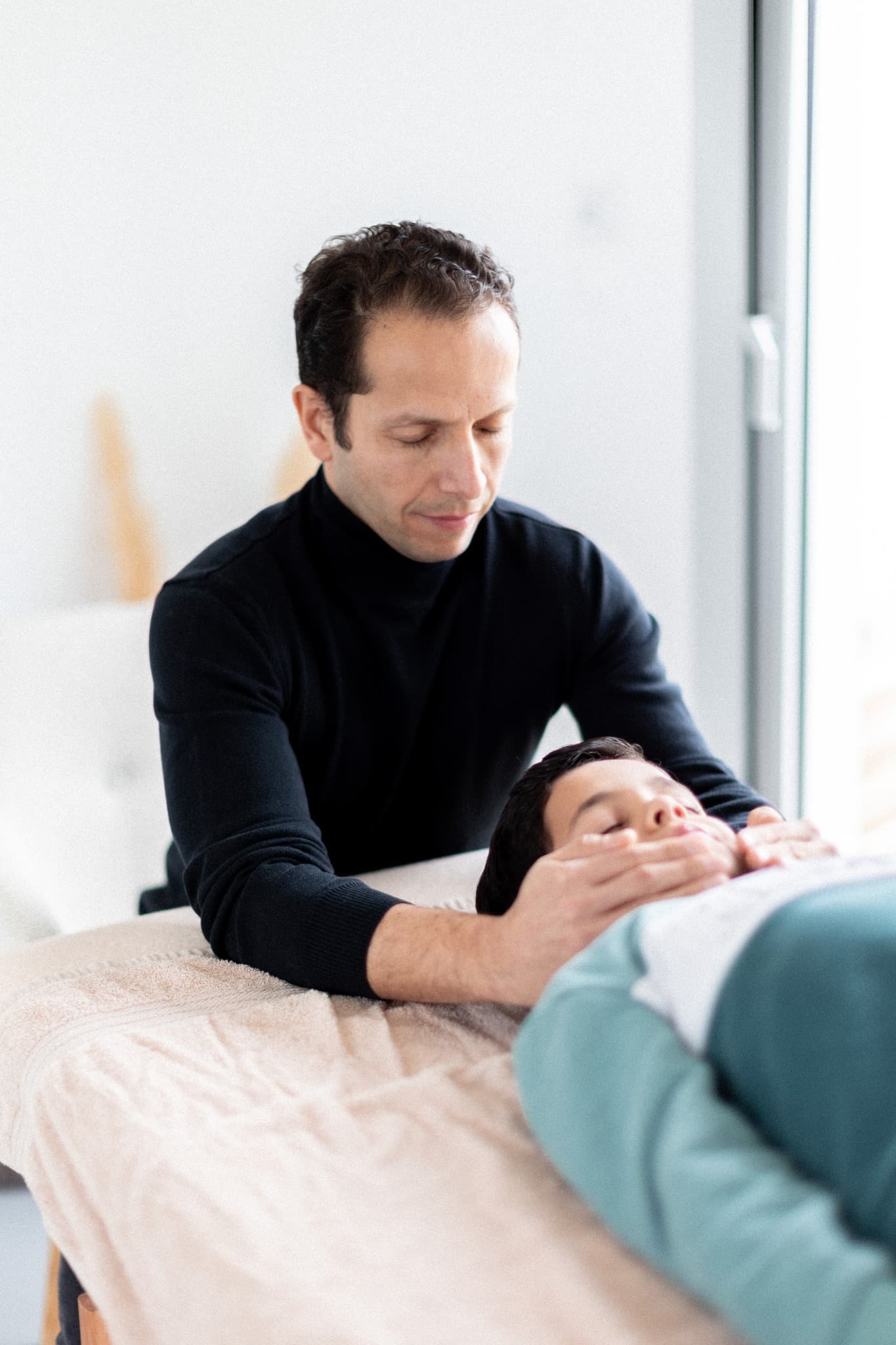 Julian Vicente pratique un soin Reiki énergétique